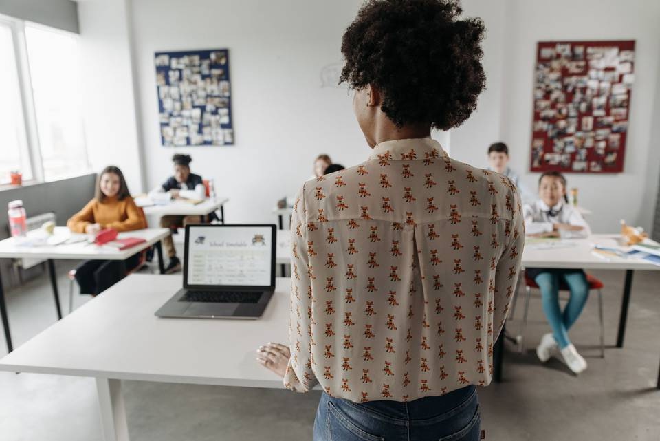 Docente frente a sus alumnos